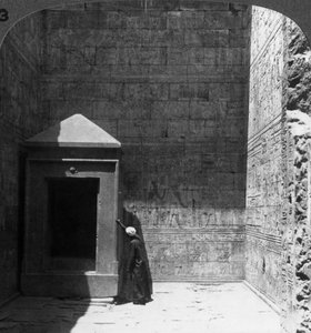 Svatyně svatých a svatyně pro božský obraz, chrám Edfu, Egypt, 1905. od Underwood and Underwood