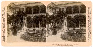 Vnitřní dvůr domu v Damašku, Sýrie, 1900. od Underwood and Underwood
