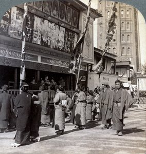 Sledování bezplatné show na Theatre Street, pohled na sever k Asakusa Tower, Tokio, Japonsko, 1904 od Underwood and Underwood