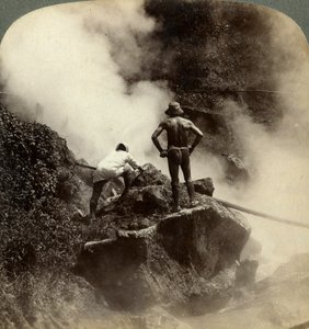 Sledování erupce páry a vroucího bahna v polovině sopky Aso-san, Japonsko, 1904 od Underwood and Underwood