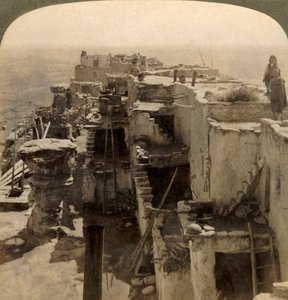 Wolpi...hlavní pueblo záhadné rasy Moki Cliff Dwellers, Arizona, U.S.A., 1901. od Underwood and Underwood