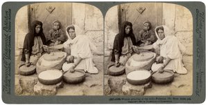Ženy melou v mlýně, Palestina, 1900. od Underwood and Underwood