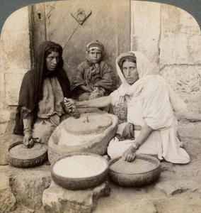 Ženy melou v mlýně, Palestina, 1900. od Underwood and Underwood