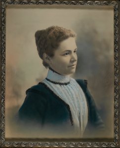 Mladá žena v bílé krajkové košili od Unidentified