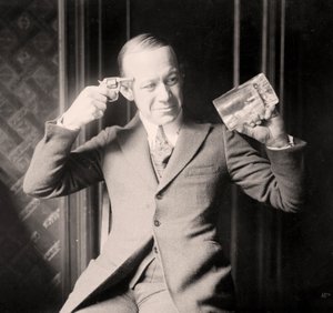 Ernie Hare napodobující svou nelibost nad prohibicí, kolem roku 1920 od Unknown