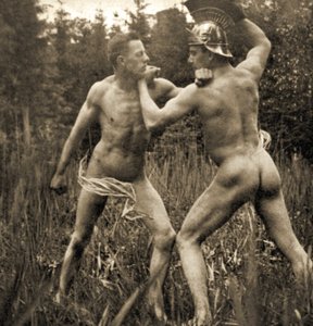 Bojová póza s římskou přilbou, kolem roku 1910 (sépiová fotografie) od Unknown