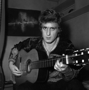 Francouzský zpěvák Christophe (Daniel Bevilacqua) maluje doma plátno, 18. listopadu 1969 od Unknown