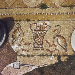 Libanon, část byzantské mozaiky mezi ruinami Beit Meri. od Unknown