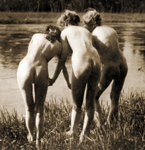 Tři grácie, ženské nahé trio, kolem roku 1900 (sépiová fotografie)