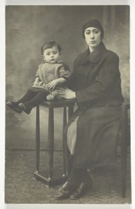 Pohlednice bez názvu (Žena s chlapcem na stojanu) od Unknown