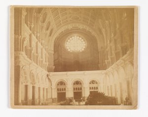 Pohled na interiér kostela sv. Jana Křtitele, Brooklyn, při pohledu na západ směrem k růžovému oknu od Unknown