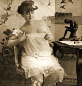 Mladá žena s krajkovou košilkou, kolem roku 1900 od Unknown
