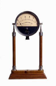 Miliampérmetr (nebo ampérmetr): přístroj určený k výpočtu intenzity elektrického proudu. od Unknown artist