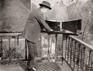Archibald Montgomery Low with the Audiometer, od Master Minds of Modern Science, publikované v roce 1930 od Unknown