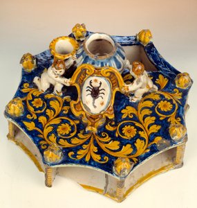 Osmidílné písmo v majolice (majolika) v tmavě modré, žluté a světle zelené barvě. 1560-1570 Enouen, Národní muzeum renesance od Unknown artist