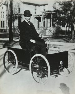Henri Ford vyjel se svým prvním benzínovým vozem do ulic Detroitu v roce 1896 (čtyřkolka s řetězovým převodem), kolekce Privee od Unknown artist