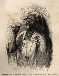 Starý Bambara, náčelník kmene v Yamině (Niger), kouří dýmku a nosí tradiční náčelník svého kmene. Rytina pro ilustraci plavby poručíka (námořnictva) M. Mage do západního Súdánu v letech 1863-1866, publikovaná v „Le tour du monde, nouveau jour od Unknown artist
