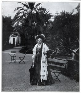 Portrét Madame Juliette Adam (rozená Lambert) (1836-1936), francouzská spisovatelka, polemistka a feministka v Nice v roce 1905. od Unknown artist