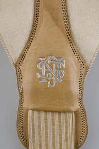 Podvazky, cca 1880 (detailní pohled), vyšívaný bílý satén, kůže, stříbro, výrobce neznámý od Unknown artist