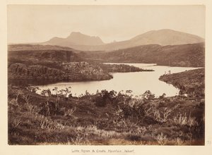 Plavba vévody a vévodkyně z Yorku na lodi Ophir - březen až listopad 1901. Deska 97, Pohled na jezero Agnew s horou Cradle Mountain v pozadí od Unknown Artist