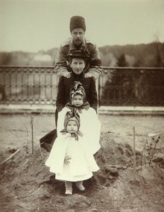 Představení rodiny vévody Fjodora Uvrova na venkovském statku. Albuminová fotka od Unknown artist