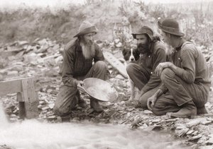 3 muži filtrující zemi, aby získali zlato: Hledači zlata v jižní Dakotě, Rockerville. Fotografie 1889. od Unknown artist