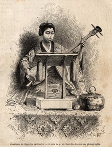 Zpěvačka národních legend, která hraje šamisen jako doprovod své písně, sedí za svým stolem. Rytina k ilustraci plavby do Japonska v letech 1863-1864 od Aime Humberta, ministra Švýcarské konfederace, v „Le tour du monde, nouveau journal des voyage od Unknown artist