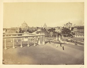 [Žlábkované sloupy a nádvoří v Kaiserbaghu, Lucknow] od Unknown artist