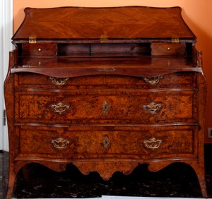 Nábytek: komoda z cedrového dřeva. 1735-1745 cca. Ztlumit. 97x137x68 cm Soukromá sbírka od Unknown artist