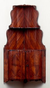 Nábytek: rohová skříňka s dřevěnými policemi. cca 1740 Ztlumit. 80 cm Soukromá sbírka od Unknown artist