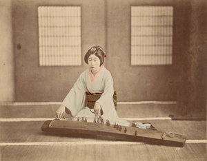 [Japonka hrající na koto] od Unknown artist