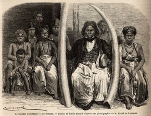 Portrét afrického vyjednavače slonoviny obklopuje jeho manželky. Kresba Emila Bayarda (1837-1891) k ilustraci cesty doktora Griffona du Bellay do Gabonu v letech 1861-64. Rytina v „“Le tour du monde““, editoval Edouard Charton od Unknown artist
