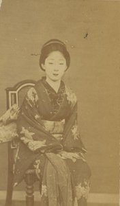 [Sedící Japonka] od Unknown artist