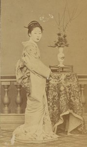 [Stojící Japonka] od Unknown artist