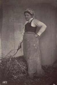 [Stojící žena s kosou] od Unknown artist