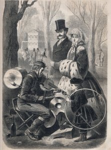 Mužský orchestr z Champs Elysees v Paříži. Má zvonový klobouk, na zádech válečkovou bednu, na kolenou činely a hraje na housle. Rytina v „Le Monde illustrious““ z roku 1862. Soukromá sbírka. od Unknown artist