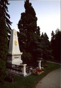 Pohled na hrob německého skladatele Ludwiga van Beethovena (1770 - 1827) na ústředním hřbitově ve Vídni (Zentralfriedhof), Rakousko od Unknown artist