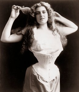 žena na sobě korzet od Unknown artist