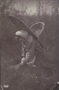 [Žena s košíkem na zádech] od Unknown artist