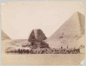 42. Highlanders před Sfingou v Gíze, Egypt od Unknown photographer
