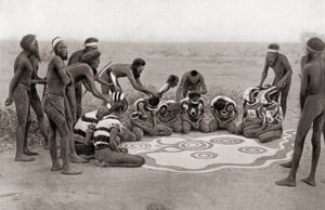 Totemický obřad kmene Warramunga, Austrálie od Unknown photographer
