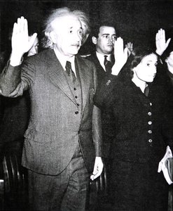 Albert Einstein se svou nevlastní dcerou Margot skládají přísahu amerického občanství v New Jersey od Unknown photographer