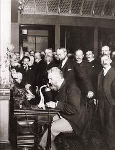 Alexandre Graham Bell (1847-1922) při inauguraci dálkové linky z New Yorku do Chicaga, 18. října od Unknown photographer