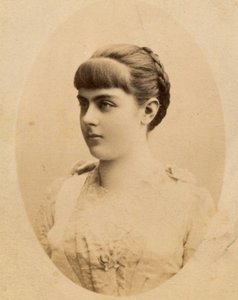 Baronka Marie Alexandrine "Mary" von Vetsera (19. března 1871 - 30. ledna 1889) (fotografie) od Unknown photographer
