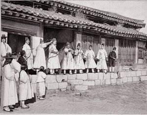 Lukostřelci ve starém paláci v Soulu, Korea, konec 19. století od Unknown photographer
