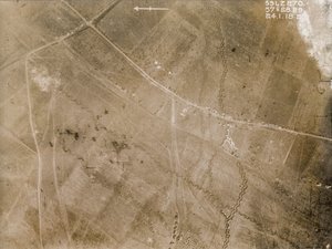 Britské letecké průzkumné fotografie zachycující pozice zákopů na západní frontě během první světové války od Unknown photographer