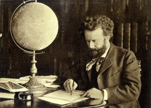 Camille Flammarion u svého pracovního stolu od Unknown photographer