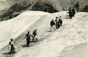 Chamonix (Haute-Savoie, Alpy): přechod přes Mer de Glace skupinou elegantních turistů se savojským průvodcem od Unknown photographer