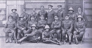 Col Owen, major Boole-Smith a další důstojníci Dragounské gardy, z After Pretoria: The Guerilla War vydané Harmsworth Bros Limited od Unknown photographer