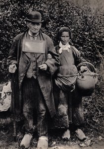 Pár bretaňských žebráků. Fotografie, konec 19. století, Paříž. Coll. Selva. od Unknown photographer